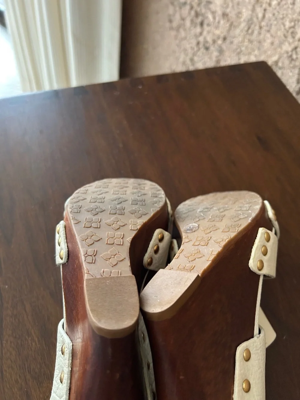 BCBGMAXAZRIA Ivory Leather Platform Wedge Sandals – Size 6.5